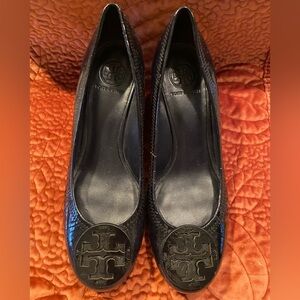 Tory Burch Women’s navy patent leather her wedges 10.5